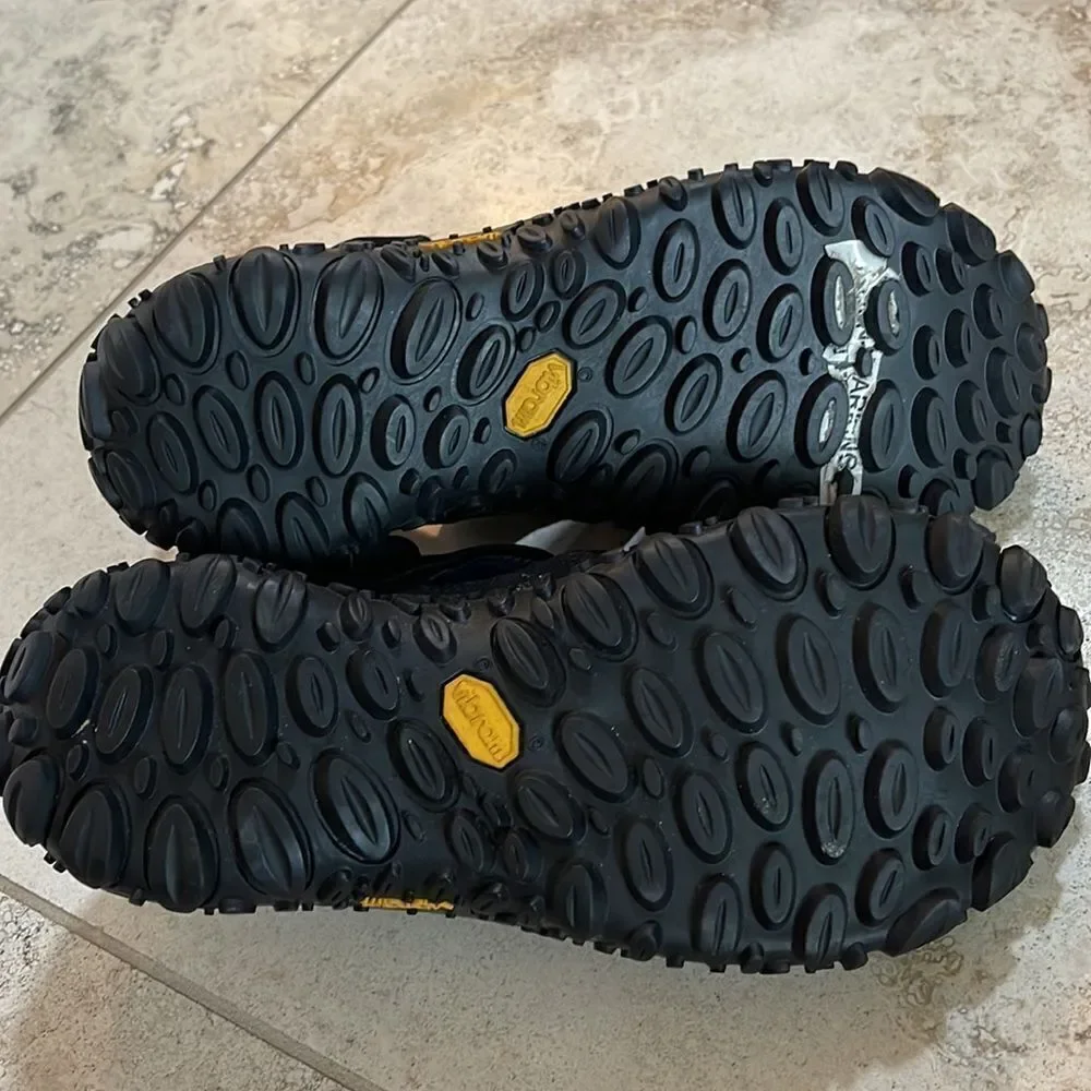 Merrell black/blue vibrant lug sole velcro strap sandals. Youth size 3.5